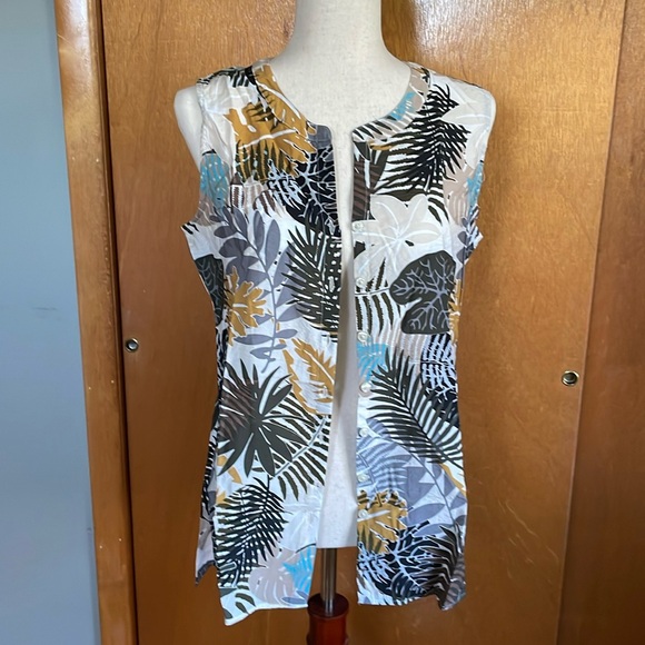 Van Heusen sleeveless tropical (leaves print) blouse, size M. Front buttons down - Picture 3 of 16